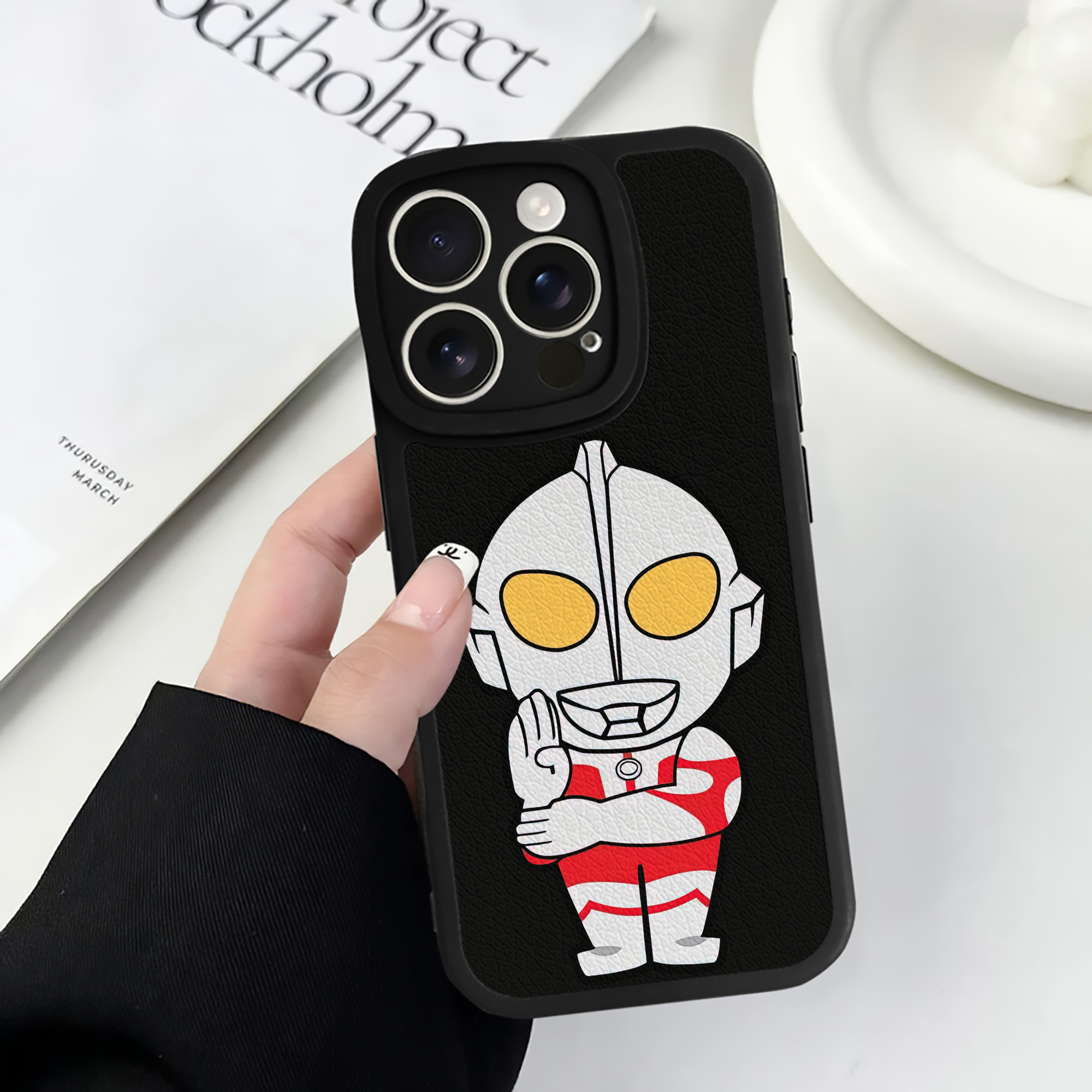 （画像用） ウルトラマン Ultraman 【iPhone 16シリーズ対応】シリコンスマホケース（レザー調） 材質：シリコン